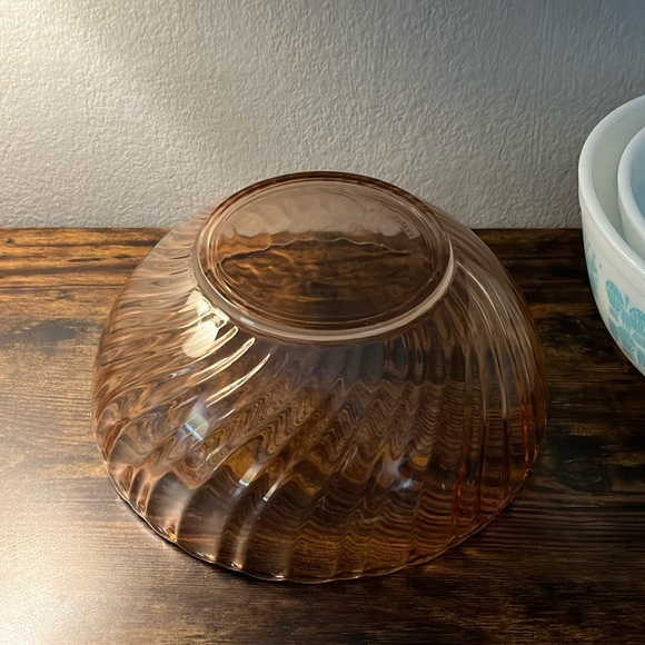 Vintage Arcoroc France pink rosaline swirl 9” glass serving bowl - Picture 5 of 5